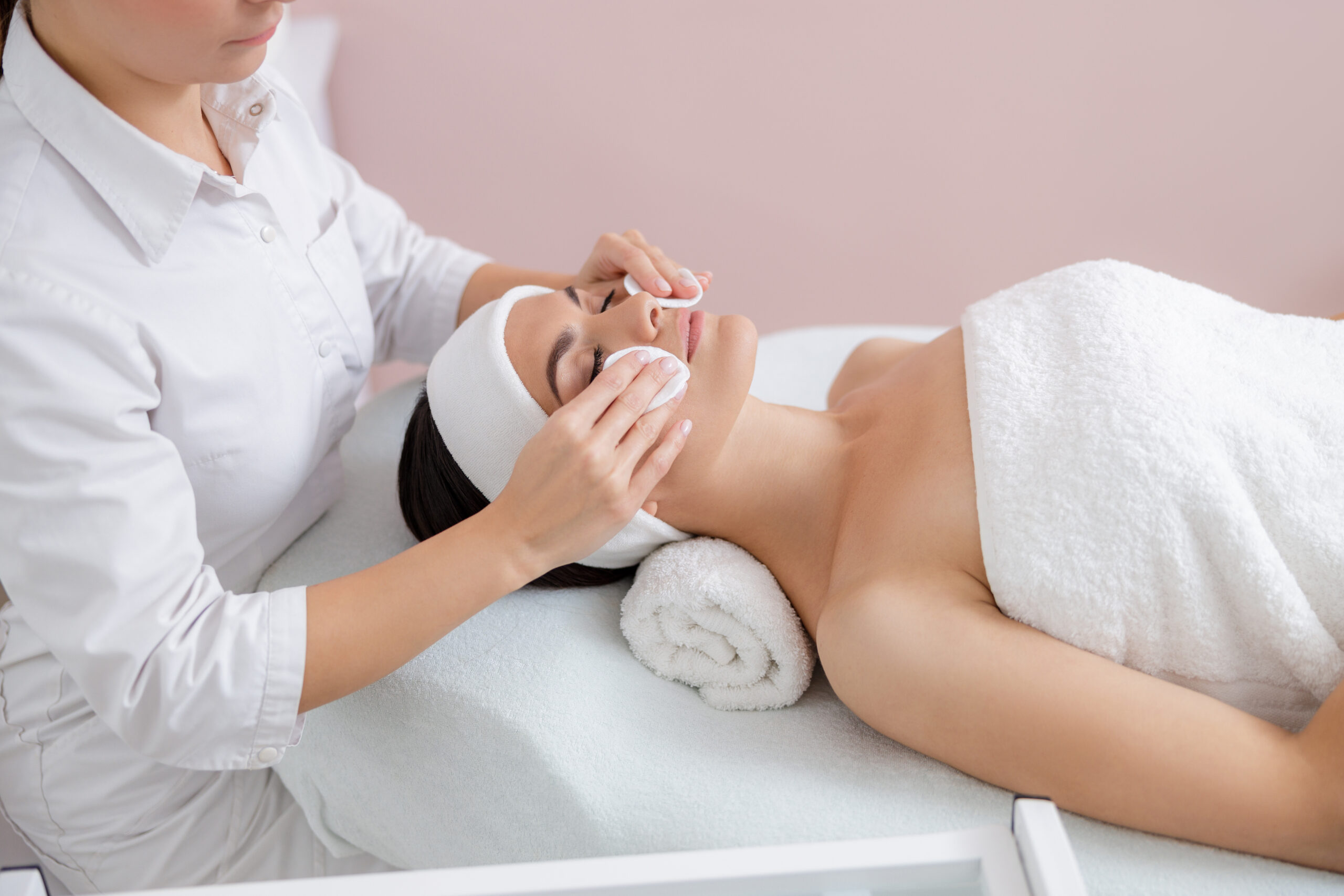 Young,Woman,Having,Facial,Deep,Cleansing,Procedure,Stock,Photo Limpieza Facial Profunda - Imagen 1