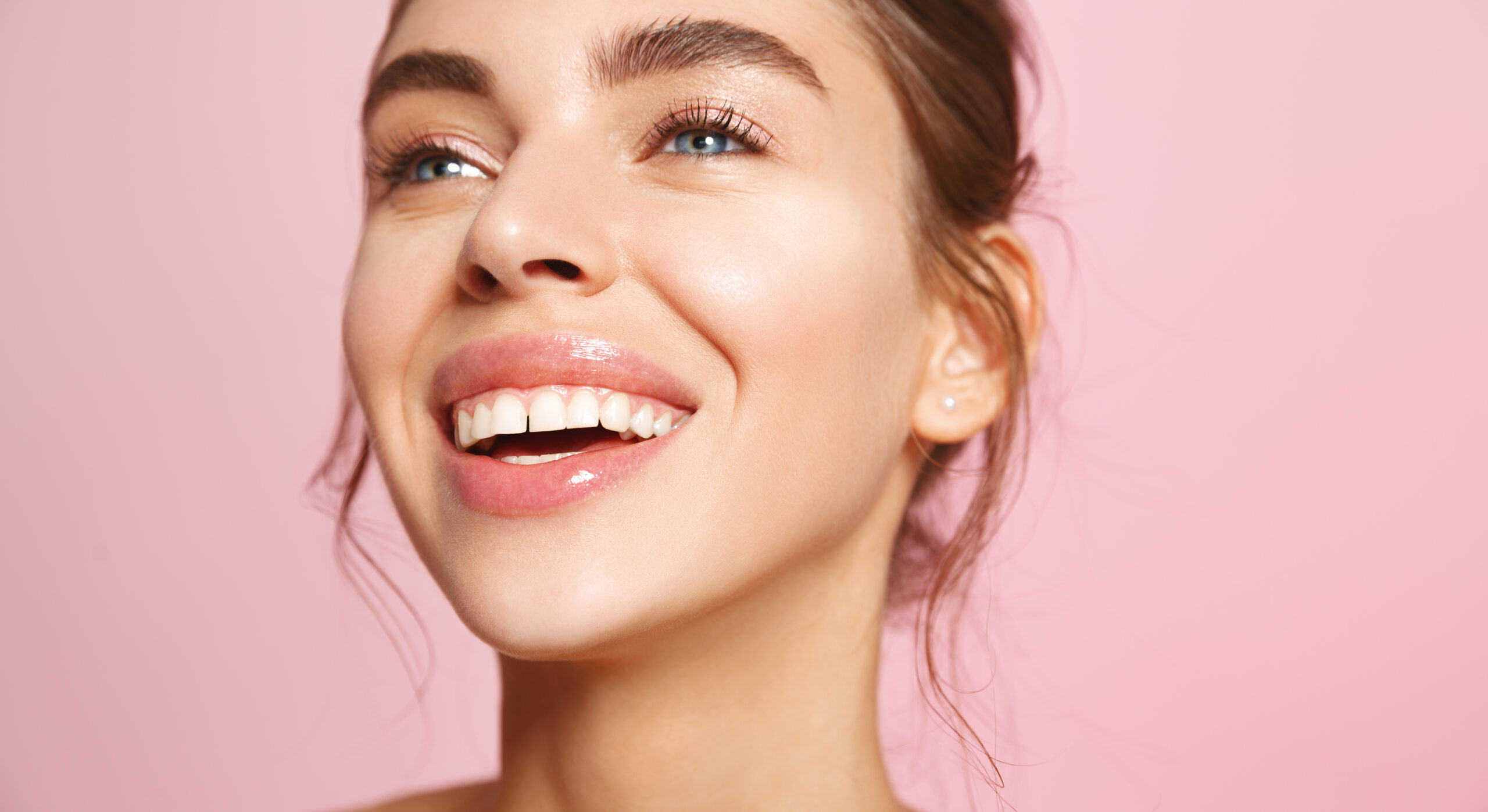 Close,Up,Of,Happy,Smiling,Woman,Face,With,White,Teeth, Pink Glow Hydralips - Imagen 1