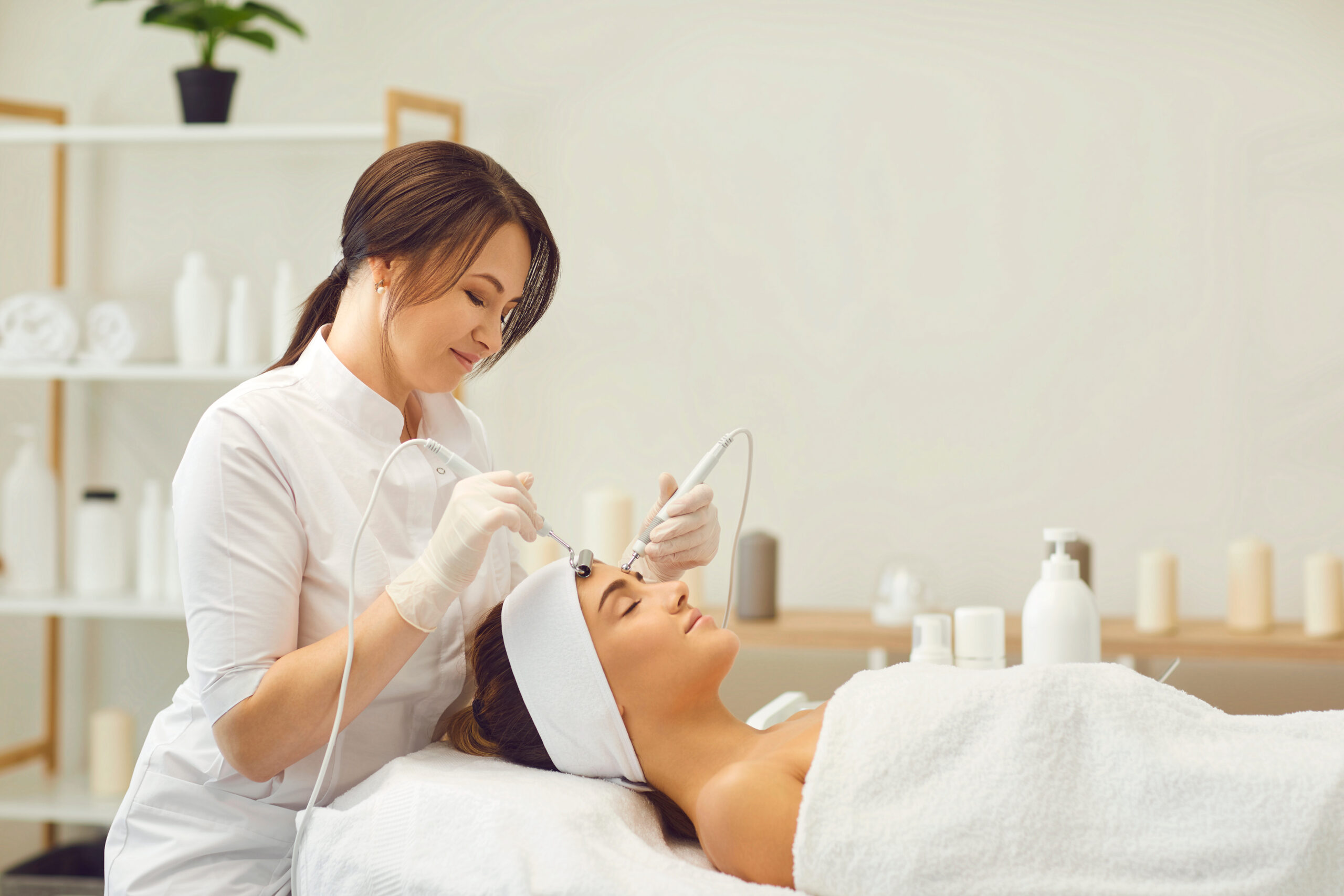 Beautician,Makes,A,Young,Beautiful,Girl,A,Vacuum,Facial,Treatment PACK 17 - Imagen 1