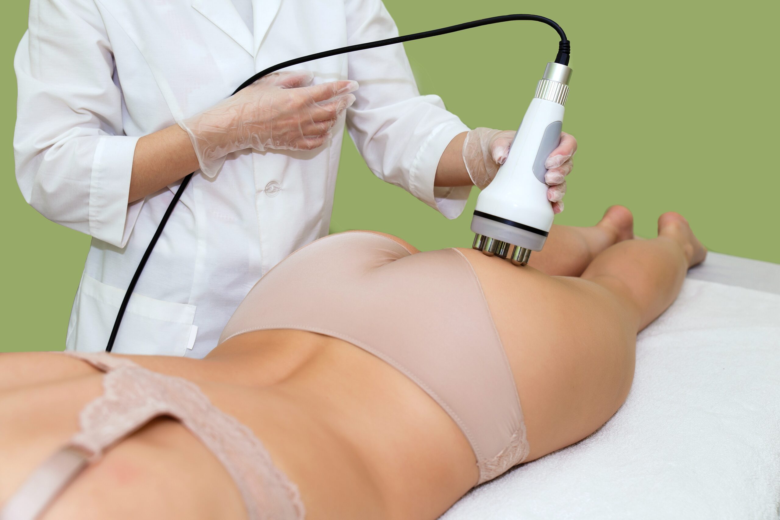 The,Cosmetologist,Of,The,Spa,Salon,Performs,The,Rf,Lifting Levantamiento de Glúteos - Imagen 1