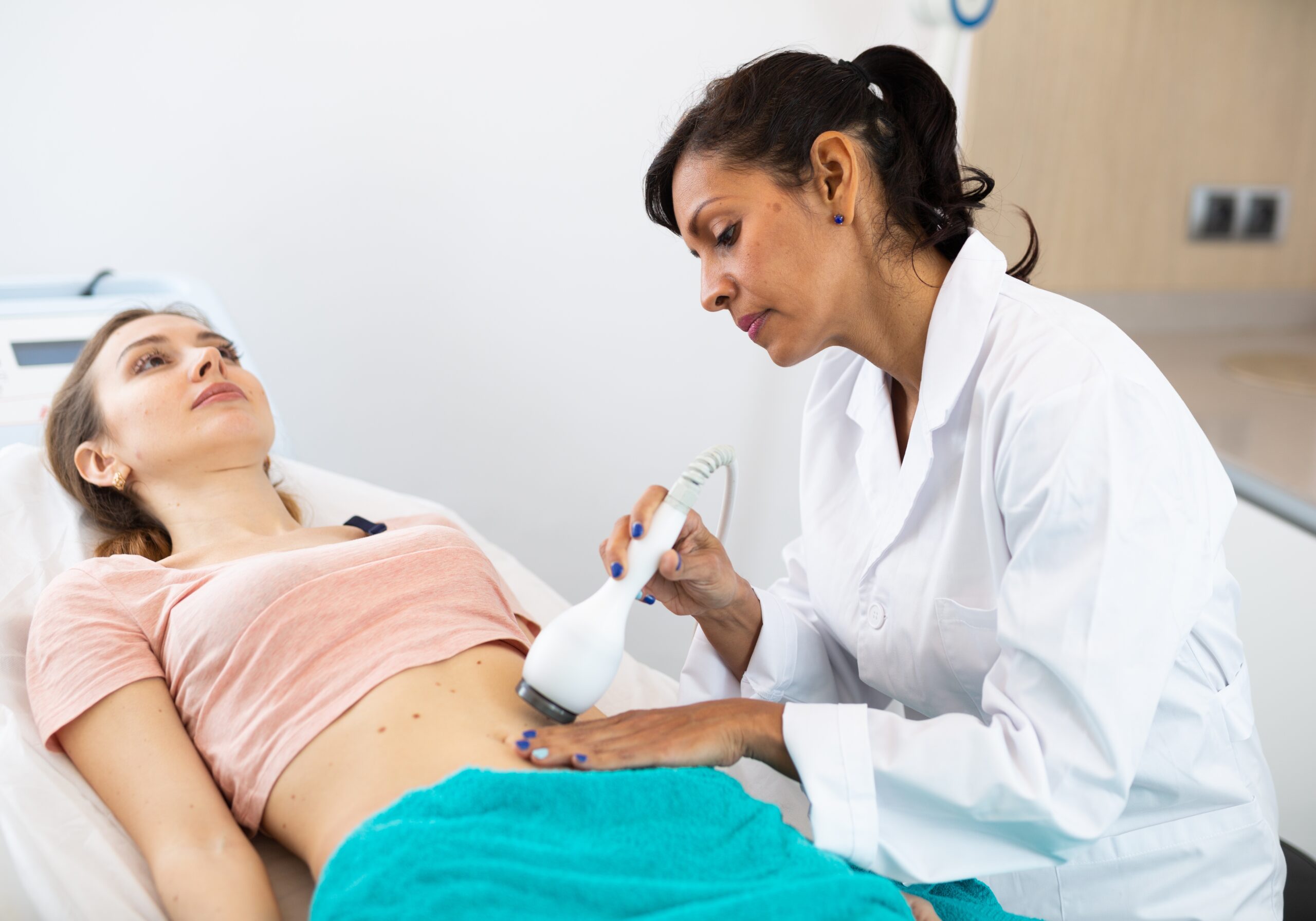 Confident,Beautician,Making,Needle-free,Mesotherapy,Procedure,For,Young,Adult,Woman Mesoterapia Reductora - Imagen 1