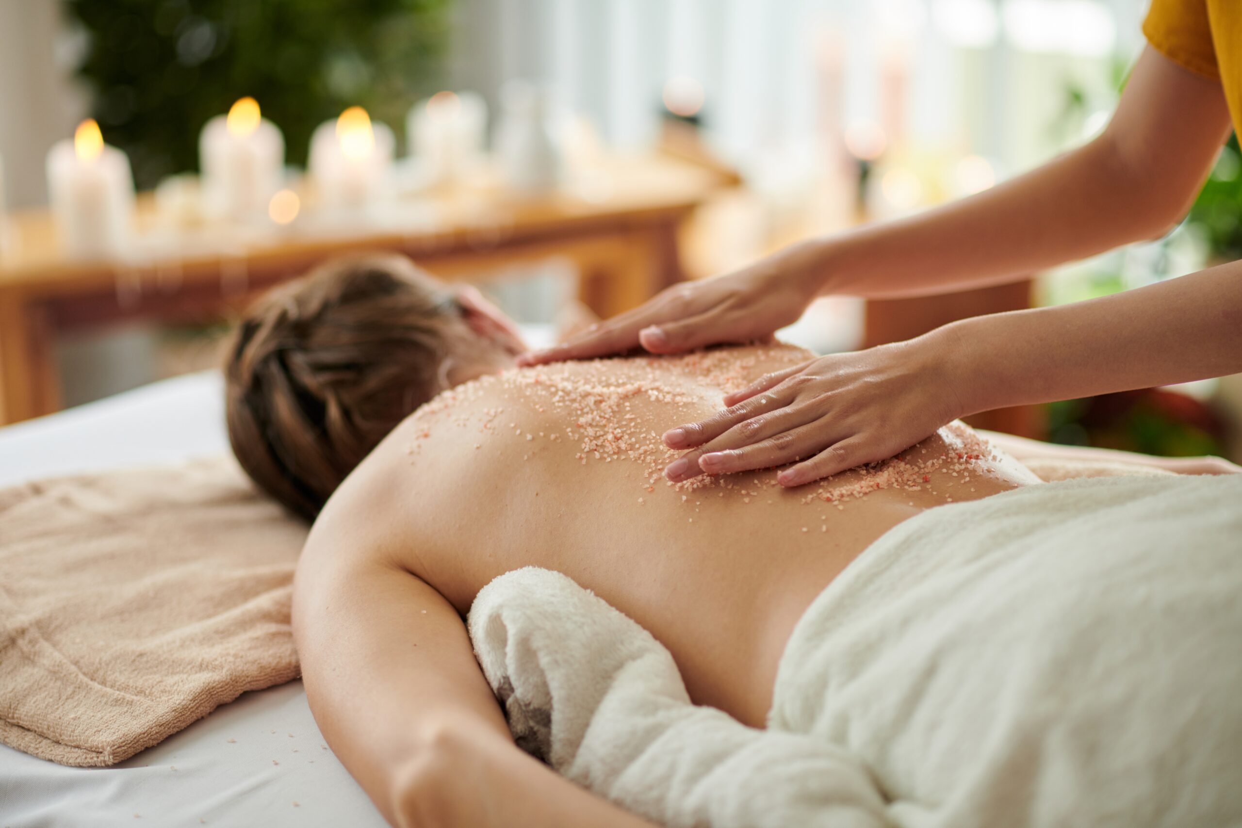 Woman,Getting,Exfoliating,Scrub,Massage,In,Spa,Salon Exfoliación de Espalda - Imagen 1