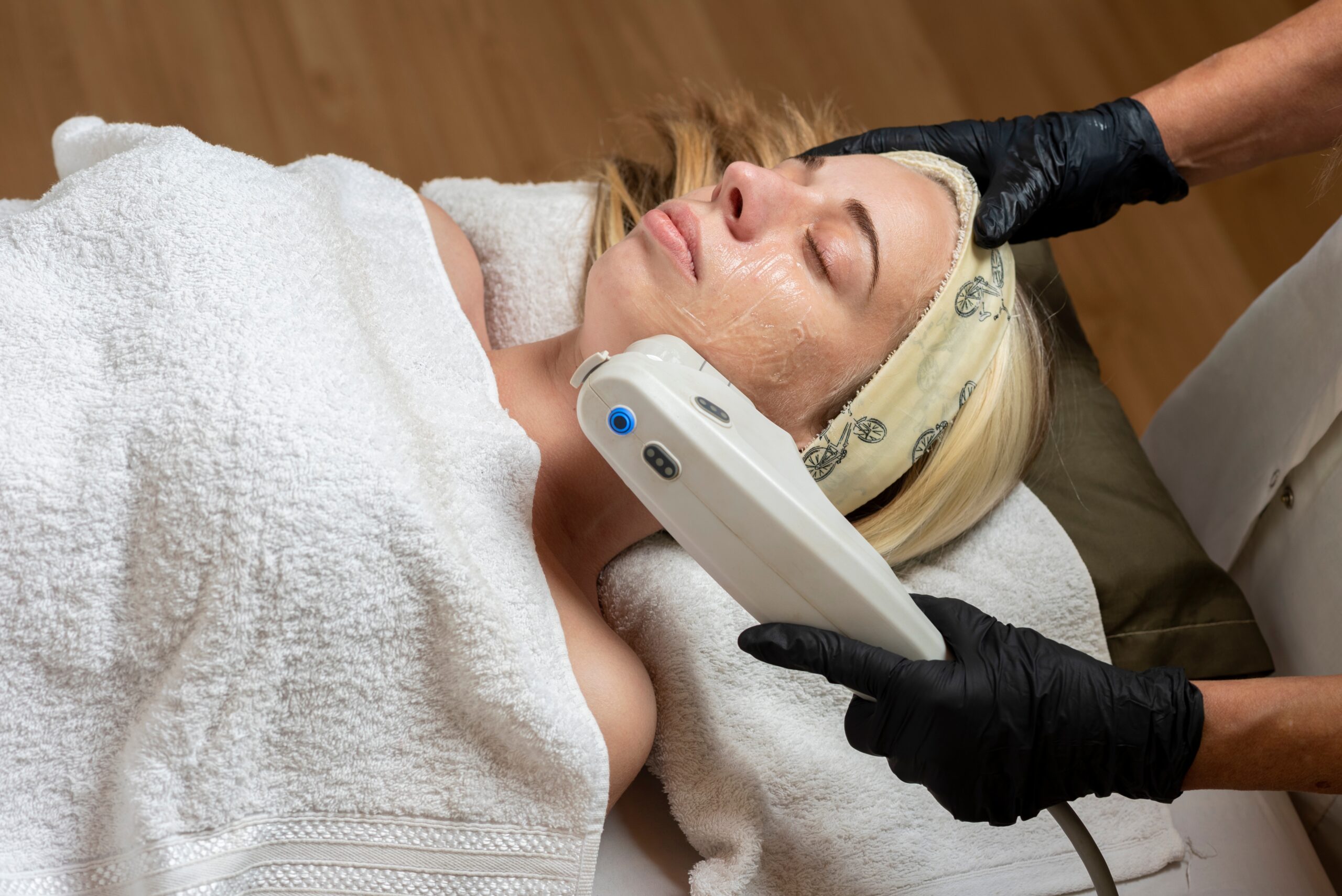Young,Woman,On,A,Stretcher,Performing,An,Aesthetic,Treatment,On HIFU FACIAL - Imagen 1