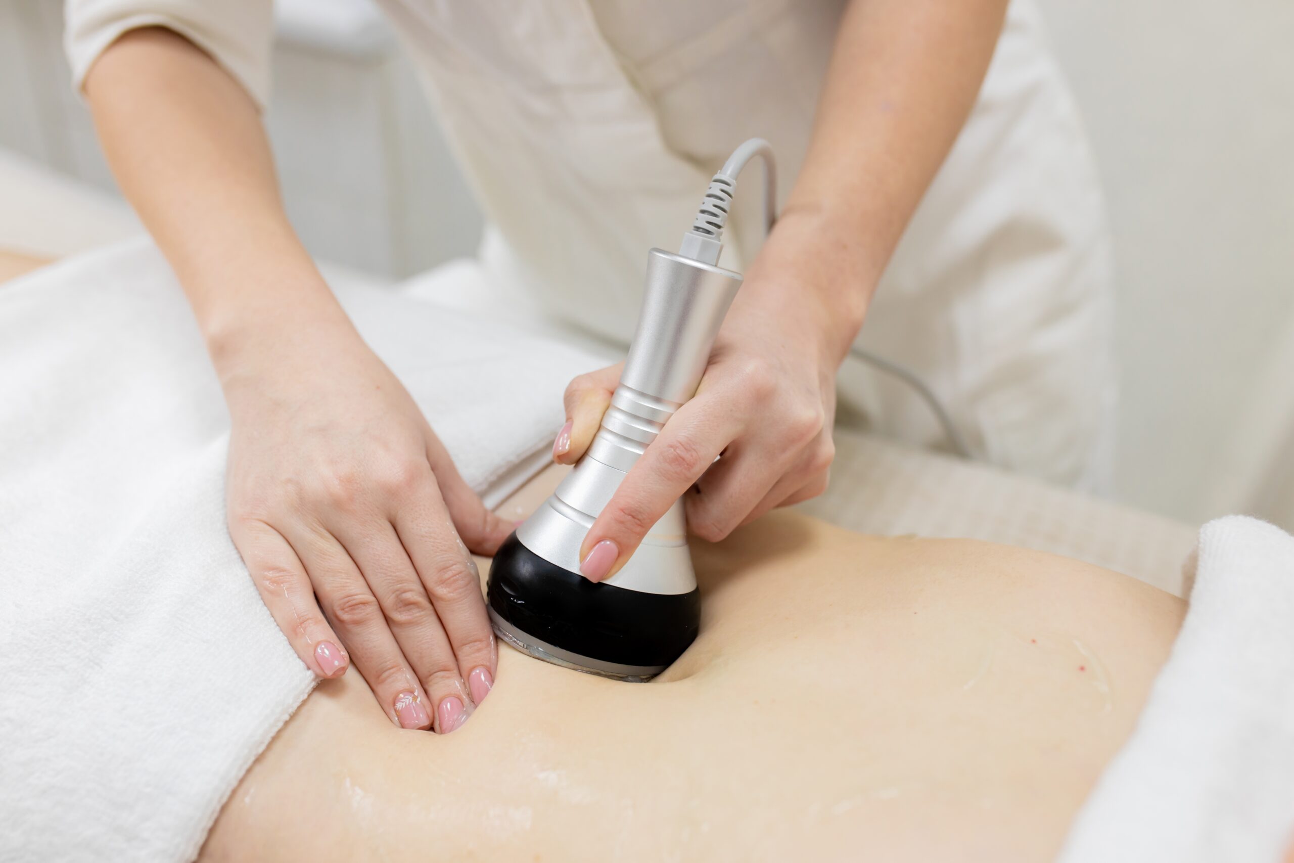 Rf,Body,Cavitation,Lifting,Procedure,In,A,Beauty,Salon.,Ultrasound Radiofrecuencia Corporal - Imagen 1