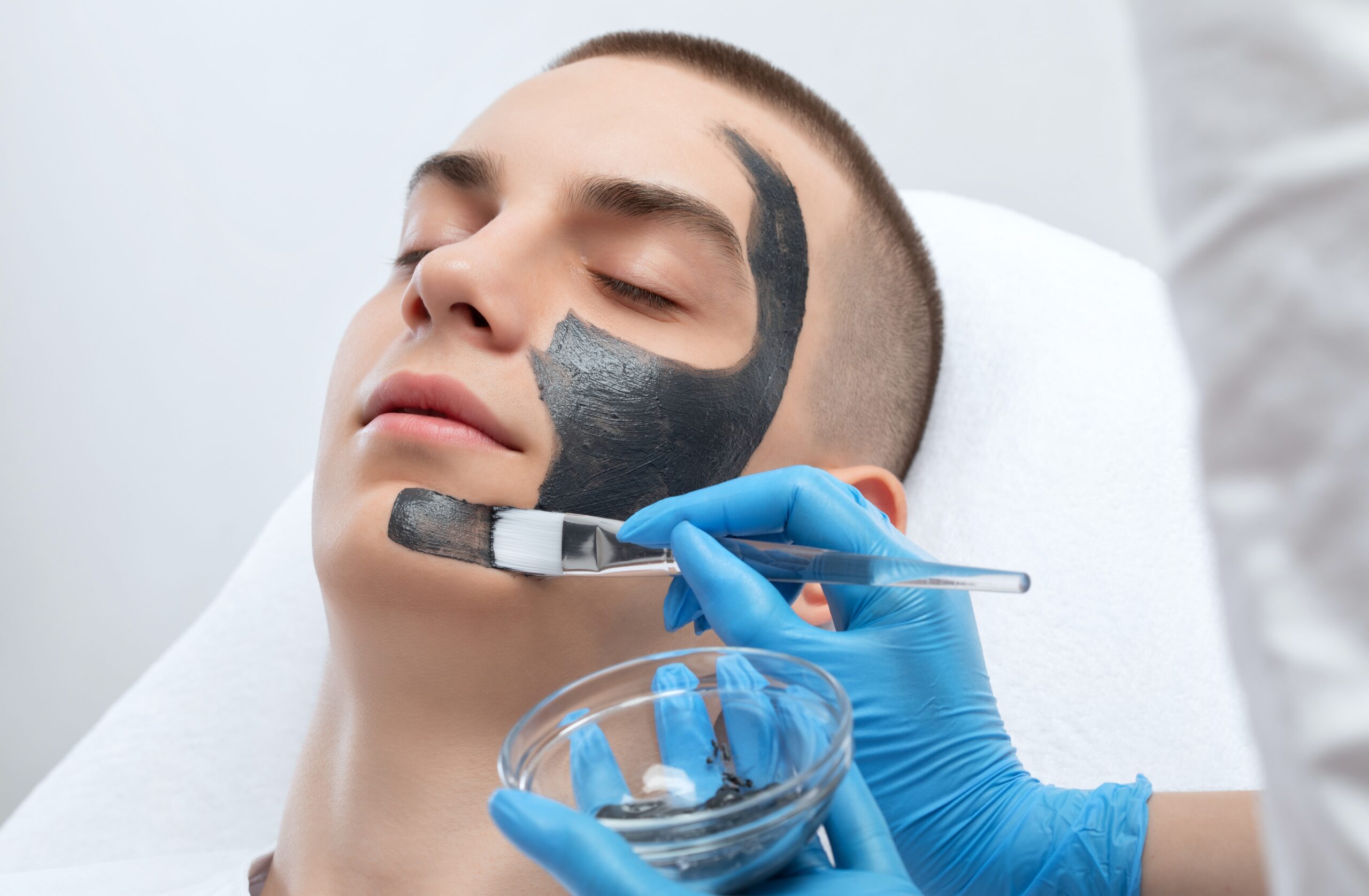 Beautician,Doing,Carbon,Peeling,Procedure,To,Handsome,Guy,In,Beauty Hydrojelly Mask Purifying Active Charcoal - Imagen 1