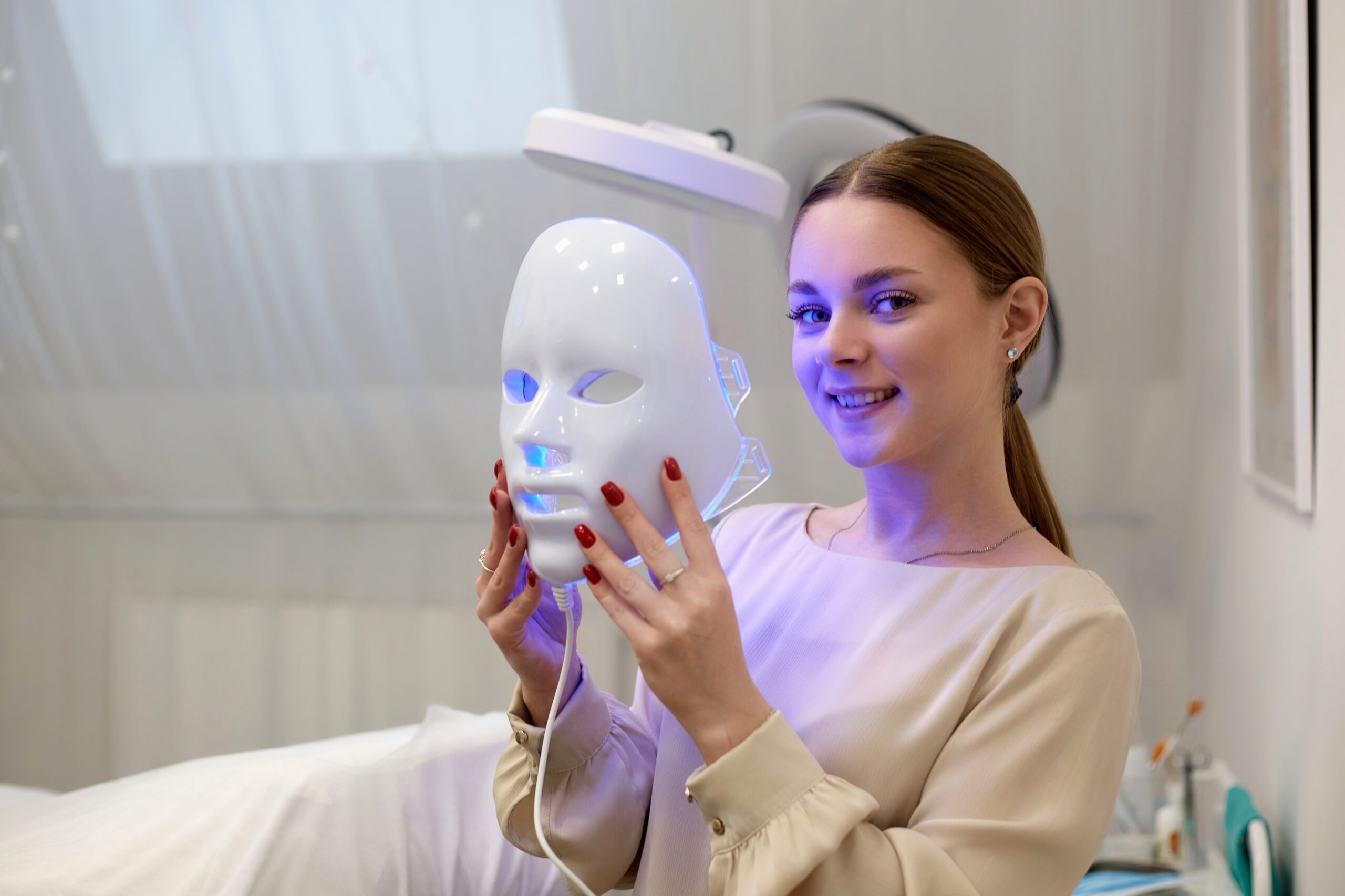 Beautiful,Young,Woman,Getting,A,Led,Light,Therapy,Mask,Treatment LED Photon - Imagen 1