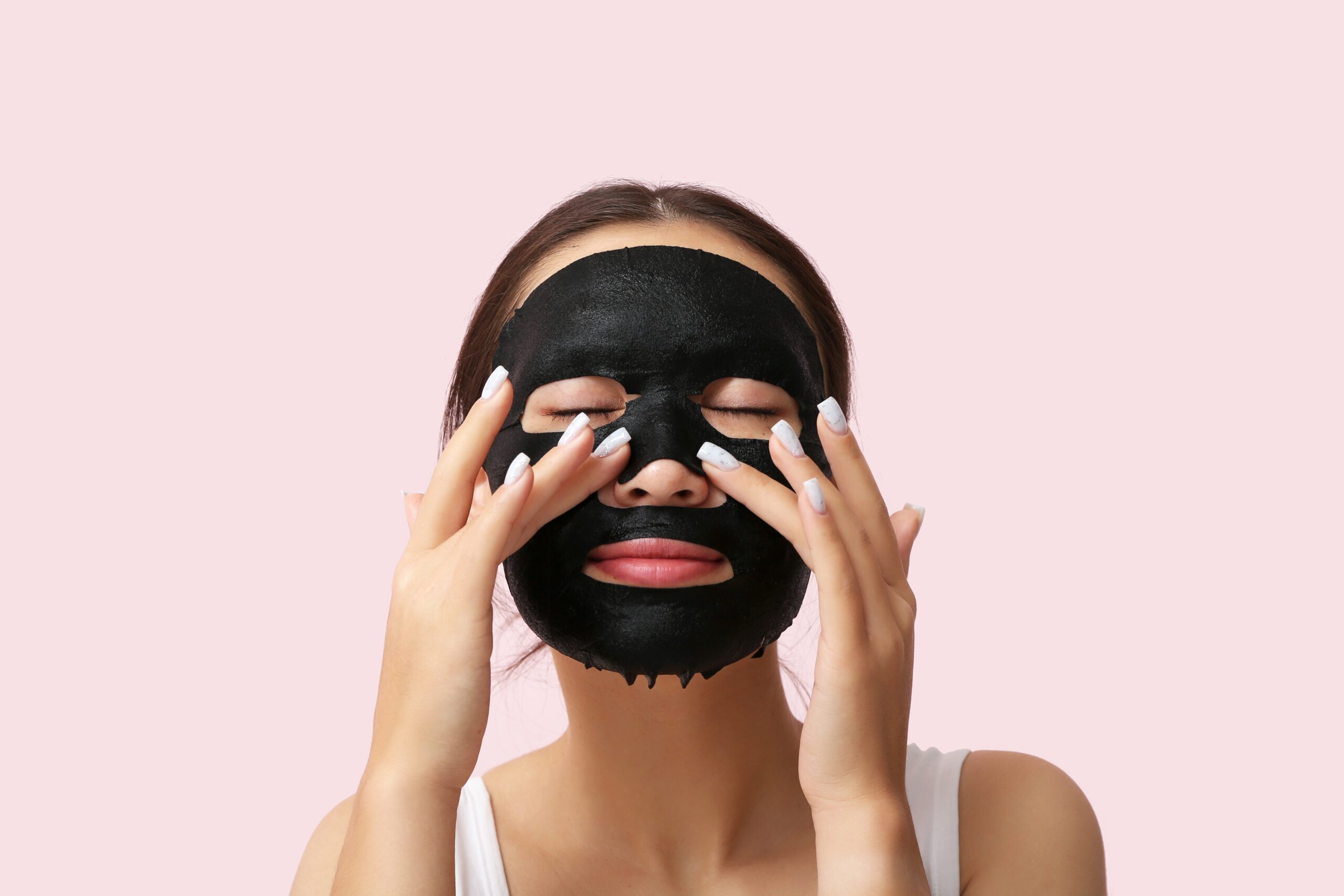 Young,Woman,With,Activated,Charcoal,Mask,On,Her,Face,Against Hydrojelly Mask Experiencia Heavens Touch - Imagen 1