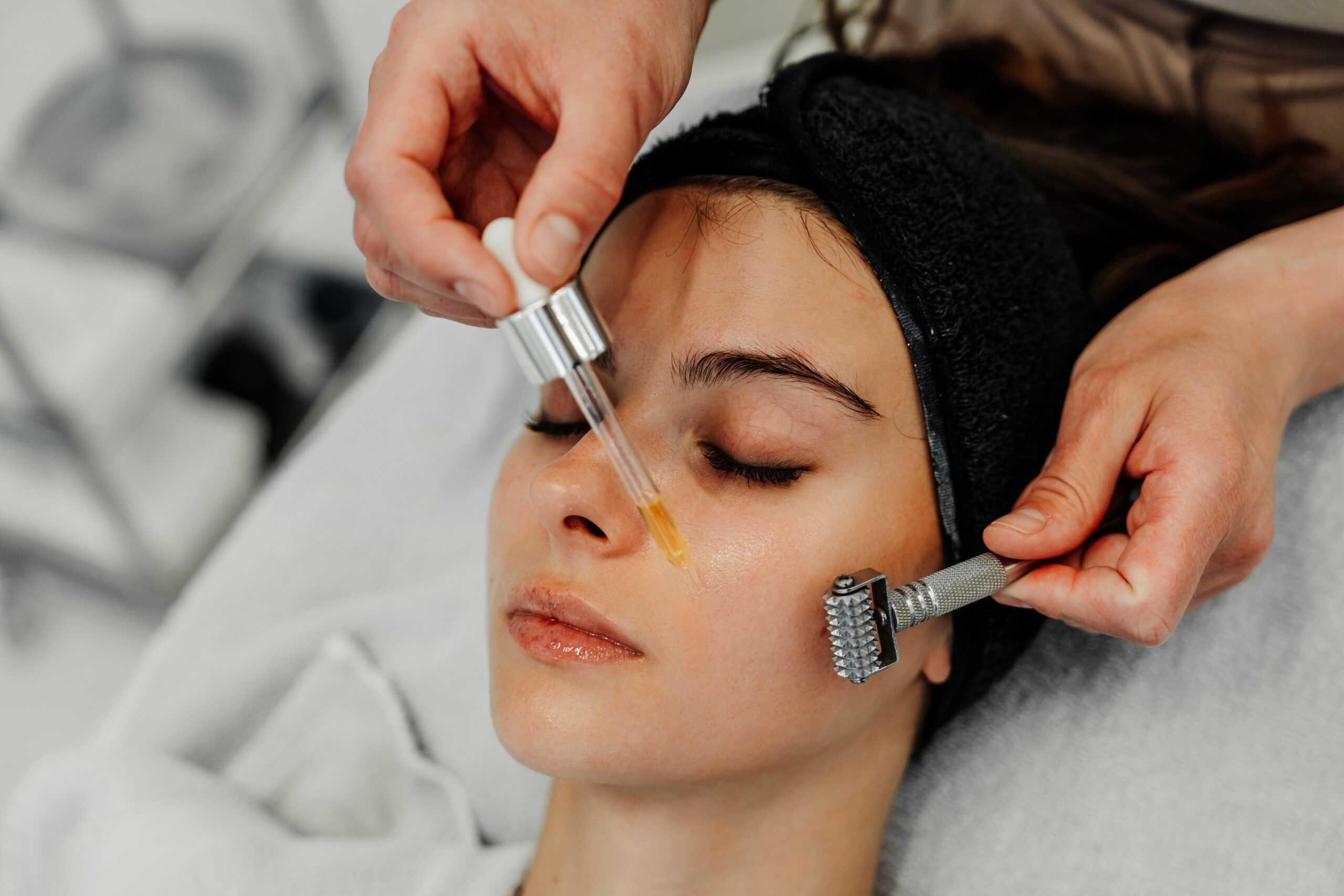 Woman,Receiving,Dermarolling,Treatment,With,Serum,Application,At,Beauty,Spa Pbserum segunda generacion - Imagen 1