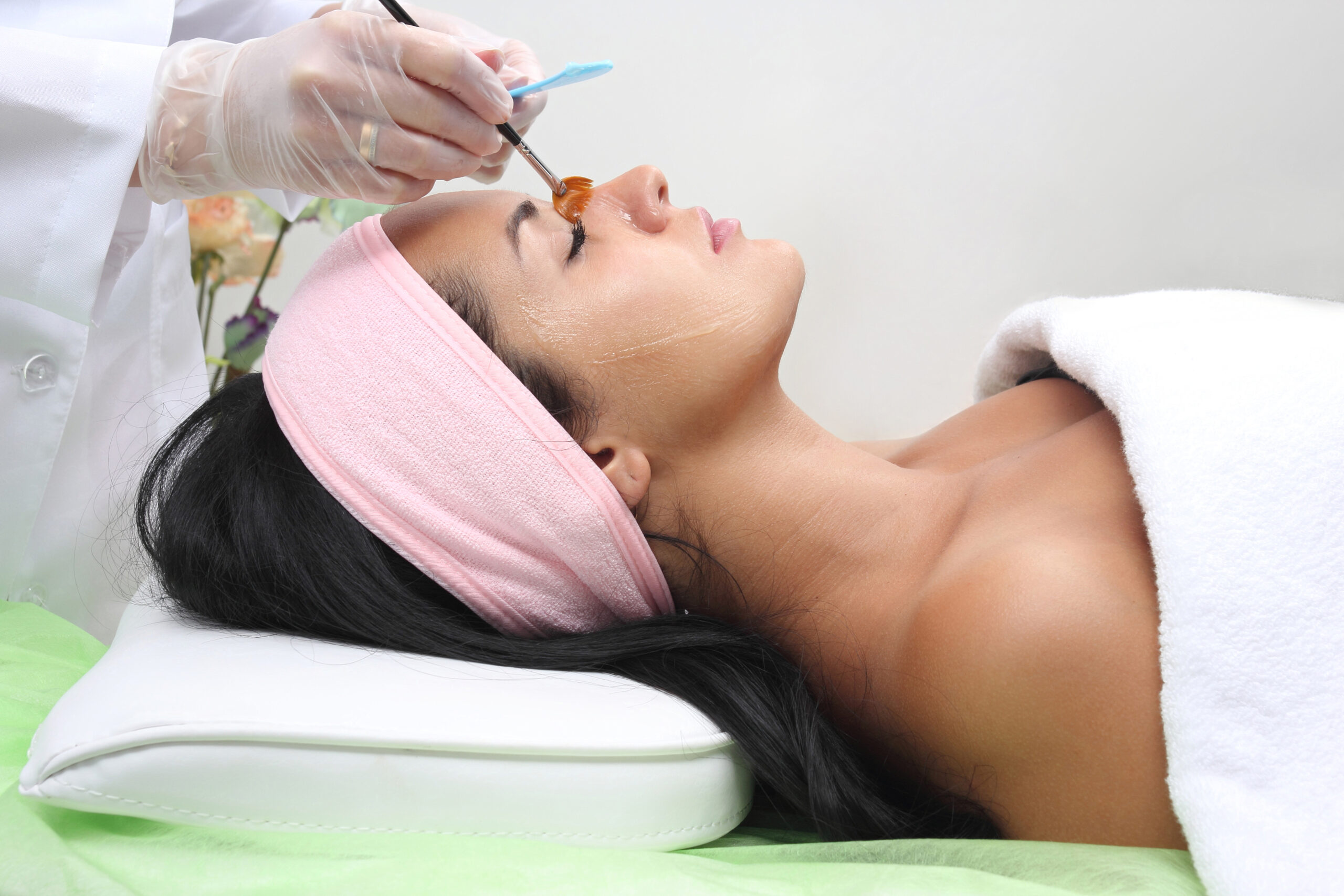 Beauty,Salon,,Facial,Peeling,Mask,With,Retinol,And,Fruit,Acids. Peeling con Ácidos Frutales - Imagen 1